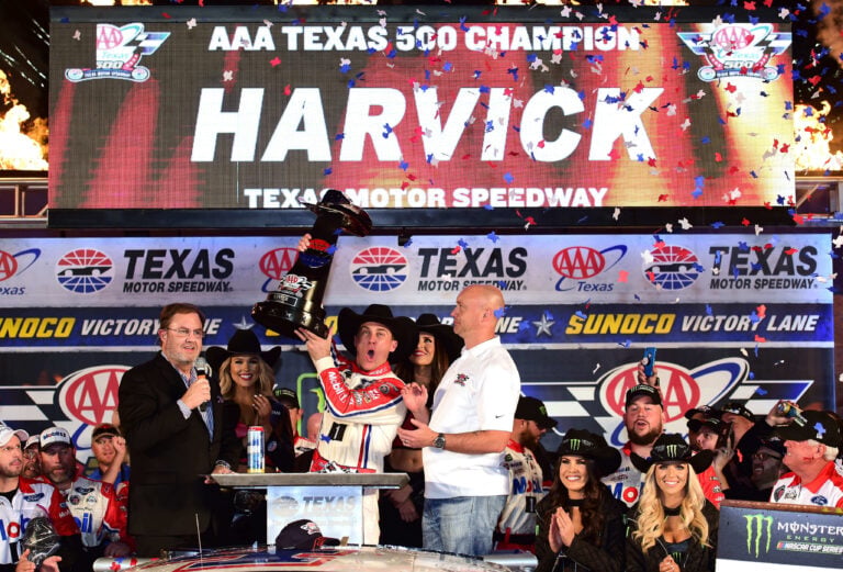Kevin Harvick, Eddie Gossage, Monster Energy Girls in victory lane at Texas Motor Speedway