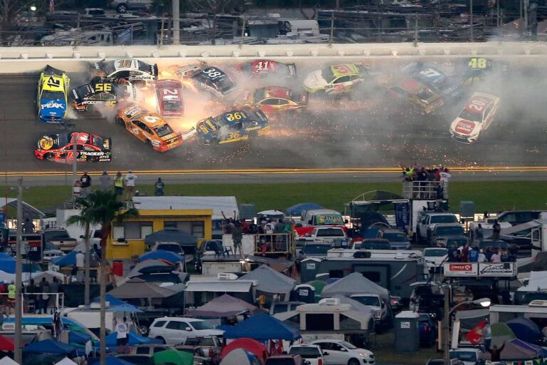 Big crash in the Daytona 500 at Daytona International Speedway - NASCAR Cup Series