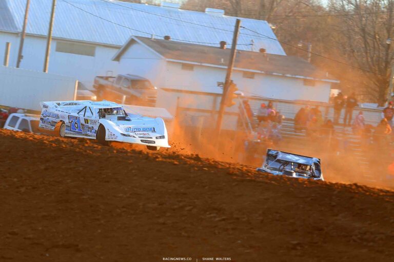 Hudson O'Neal leads at Brownstown Speedway in Indiana 0673