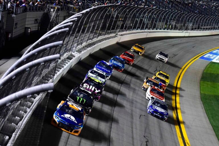 William Byron, Kurt Busch and Jimmie Johnson lead in Duel 2 at Daytona - NASCAR
