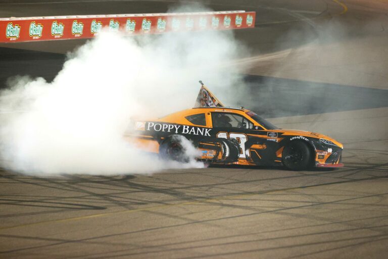 Daniel Hemric wins at Phoenix Raceway - NASCAR Xfinity Series - Burnout 2
