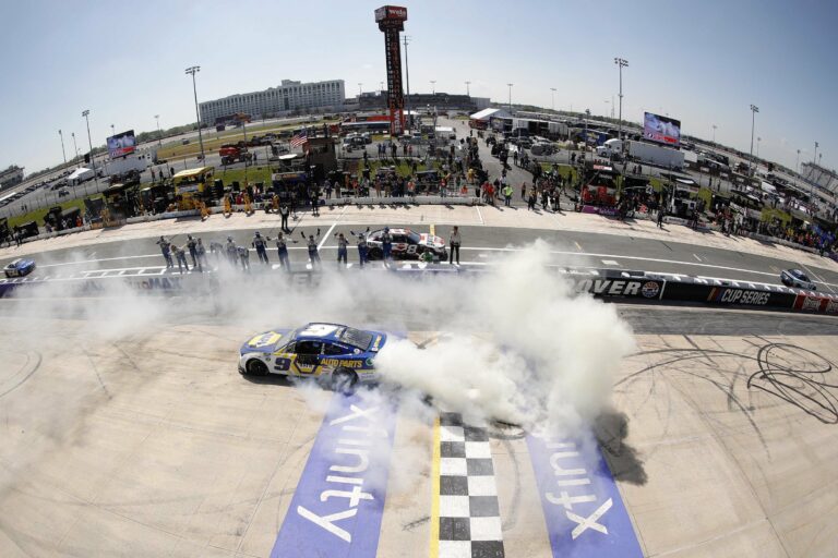 Chase Elliott wins - Dover Motor Speedway - NASCAR Cup Series - Burnout