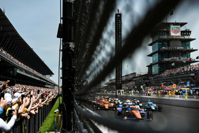 Indy 500 - Indycar Series - Indianapolis Motor Speedway - Scott Dixon leads