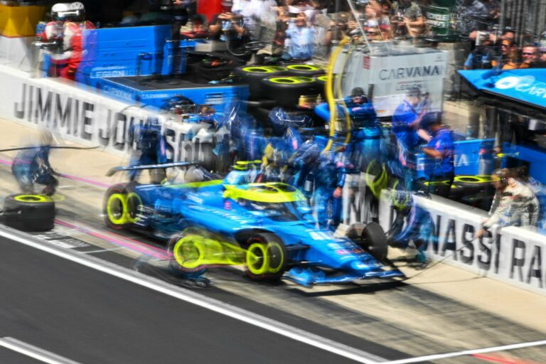 Jimmie Johnson pit stop - Indy 500 - Indianapolis Motor Speedway - Indycar Series