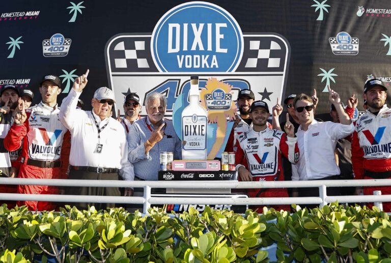 Rick Hendrick, Jeff Gordon, Kyle Larson in victory lane - Homestead-Miami Speedway - NASCAR Cup Series