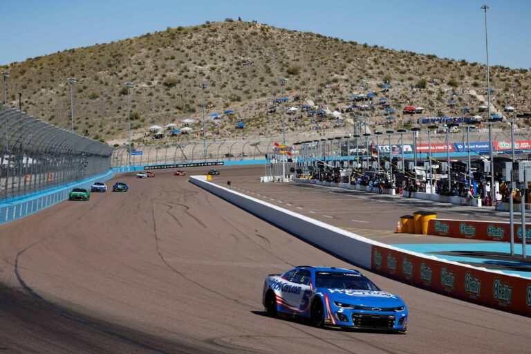 Kyle Larson leads at Phoenix Raceway - NASCAR Cup Series