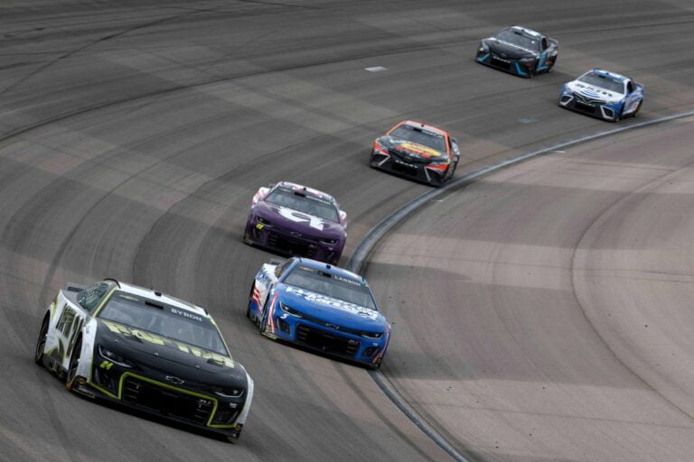William Byron and Kyle Larson race at Las Vegas Motor Speedway - NASCAR Cup Series