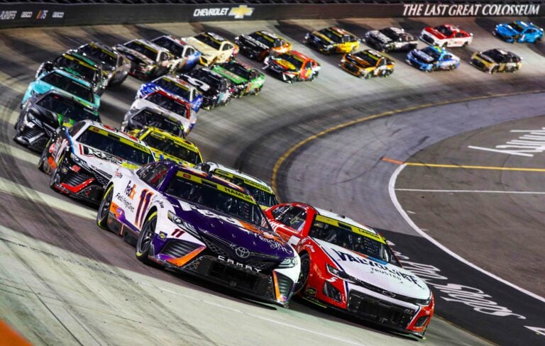 Kyle Larson, Denny Hamlin - Bristol Motor Speedway - NASCAR Cup Series (1)
