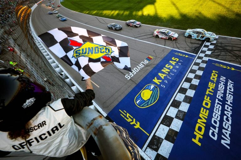 Photo finish - Kansas Speedway - NASCAR Cup Series - Chase Elliott wins